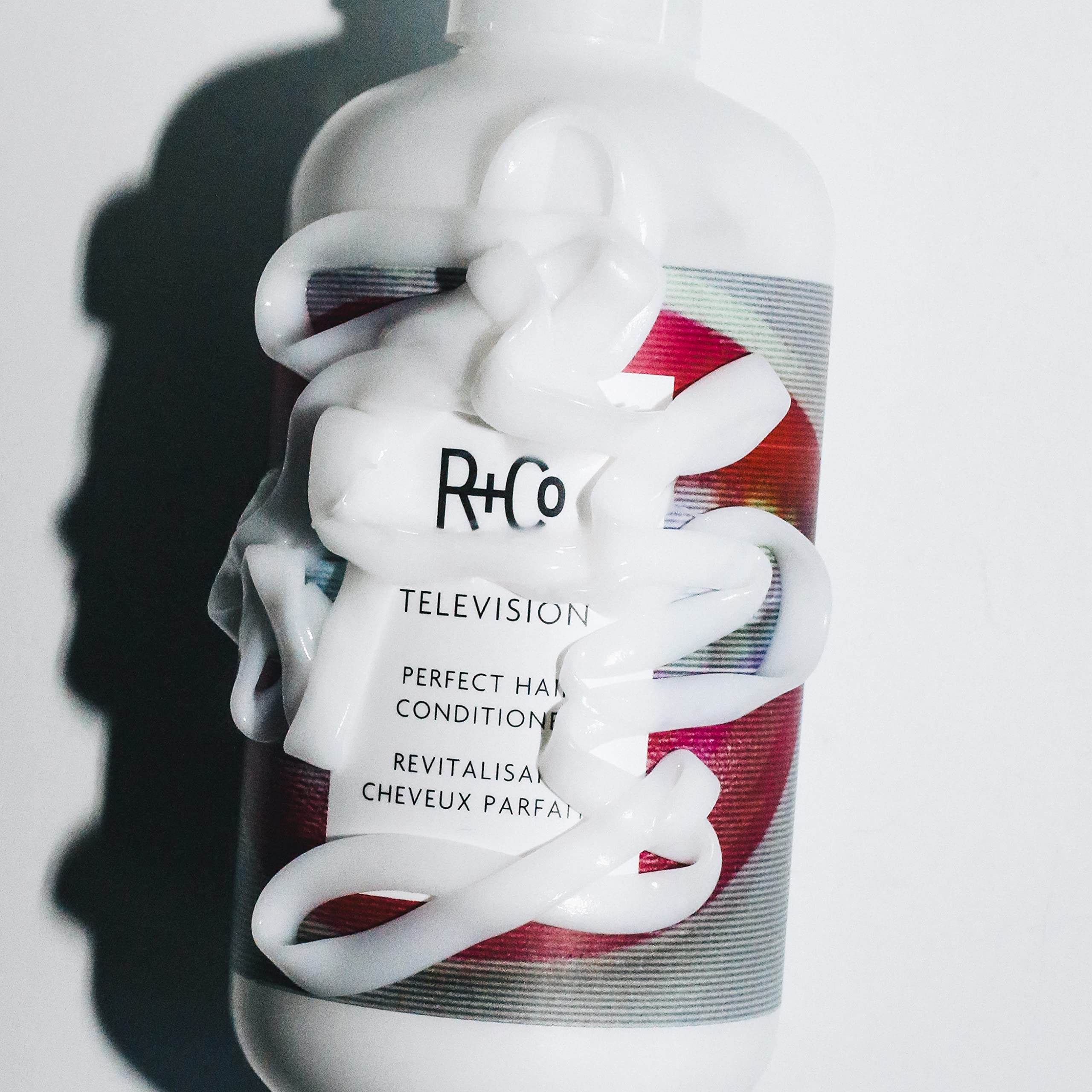 R+Co Televisión nutre profundamente y favorece la suavidad del cabello seco.