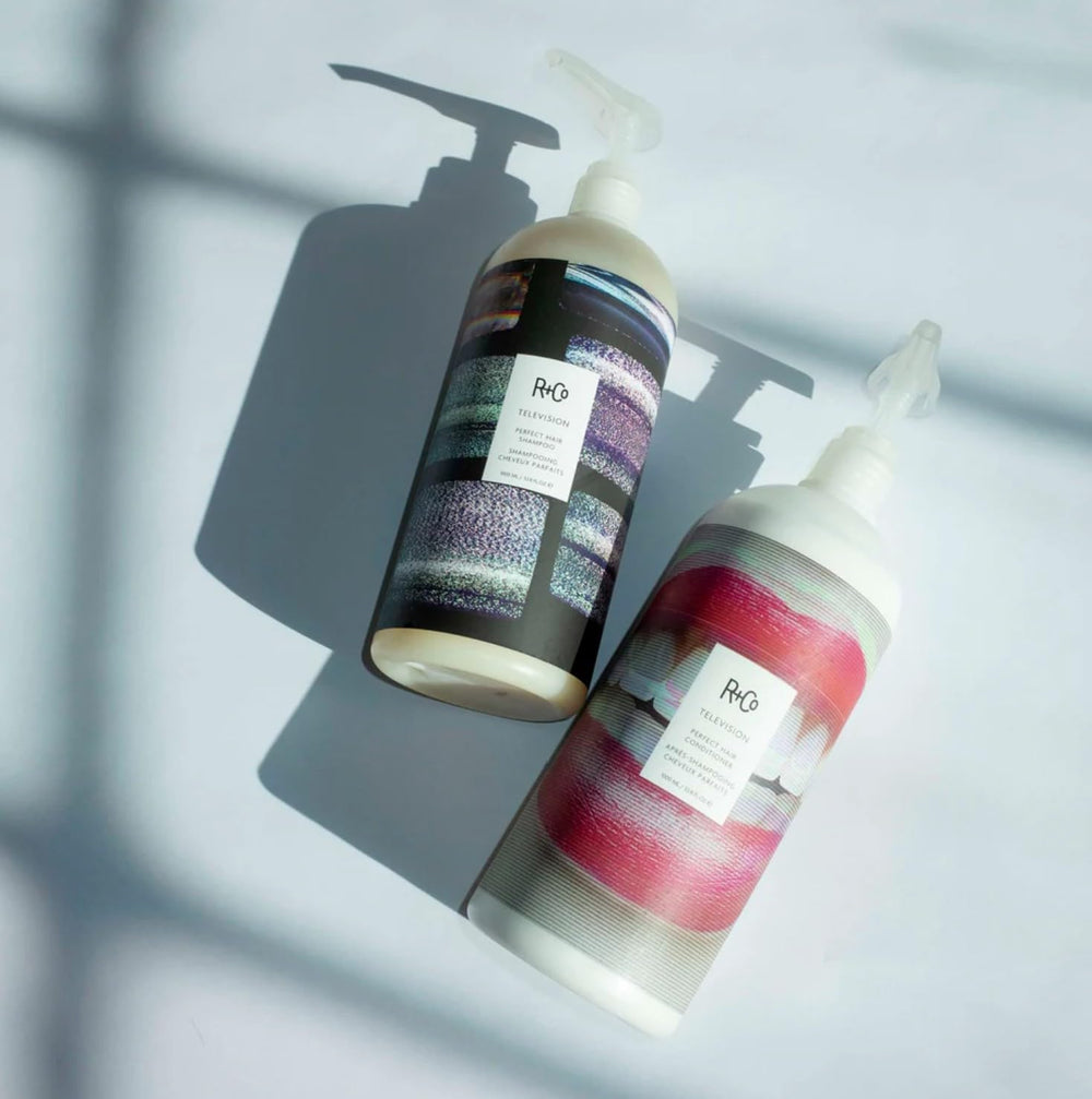 R+Co Television shampoo, etiqueta brillante, experiencia de lavado lujosa.
