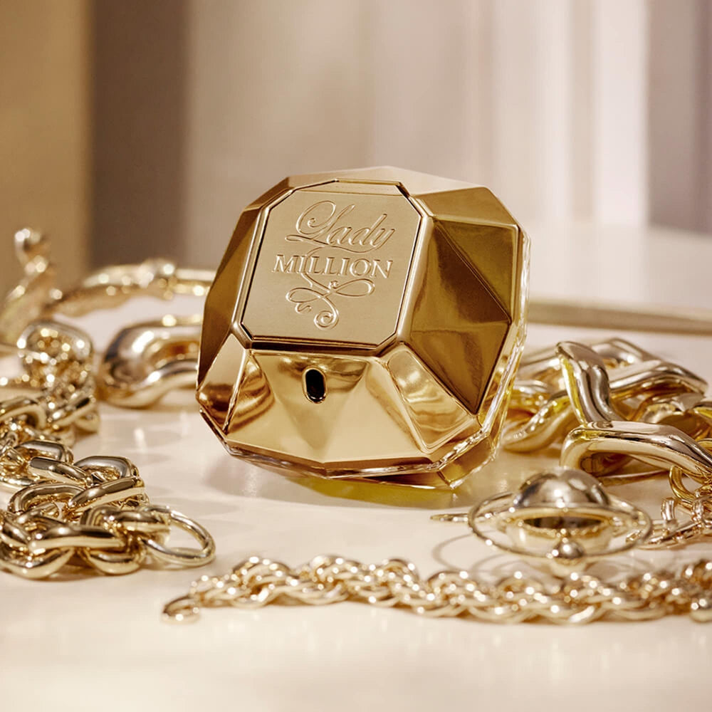 Rabanne Lady Million, presentación nocturna, evoca glamour en eventos.