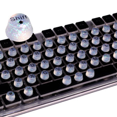 Raised Button: teclas elevadas para uñas largas, mejora precisión y comodidad al teclear.
