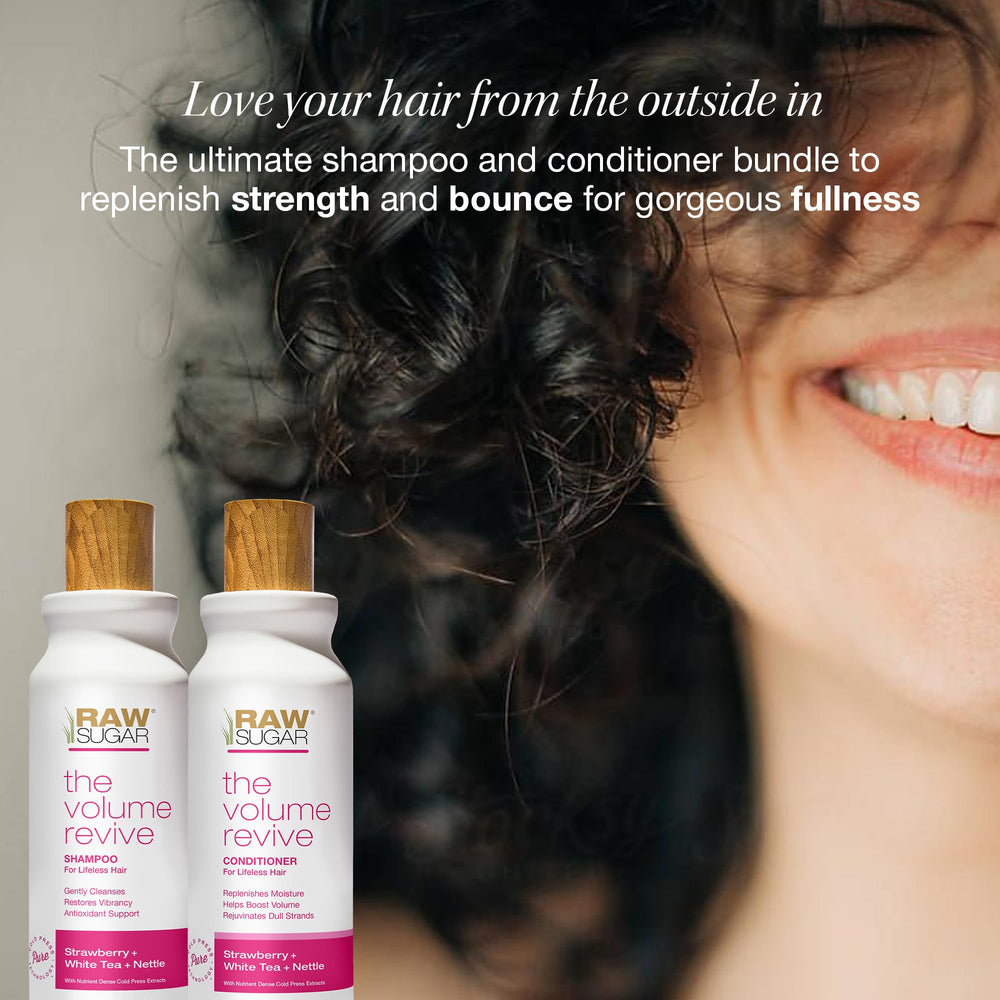 Acondicionador Raw Sugar Volume Revive en botella, suaviza y aporta manejo sin pesadez.