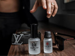 RawChemistry para el hombre, botella abierta mostrando el diseño, aroma distinguido