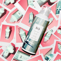 R+Co Aircraft Mousse crea ondas definidas con textura duradera.