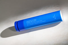R+Co BLEU aplicación en mano para nutrir y proteger el cabello