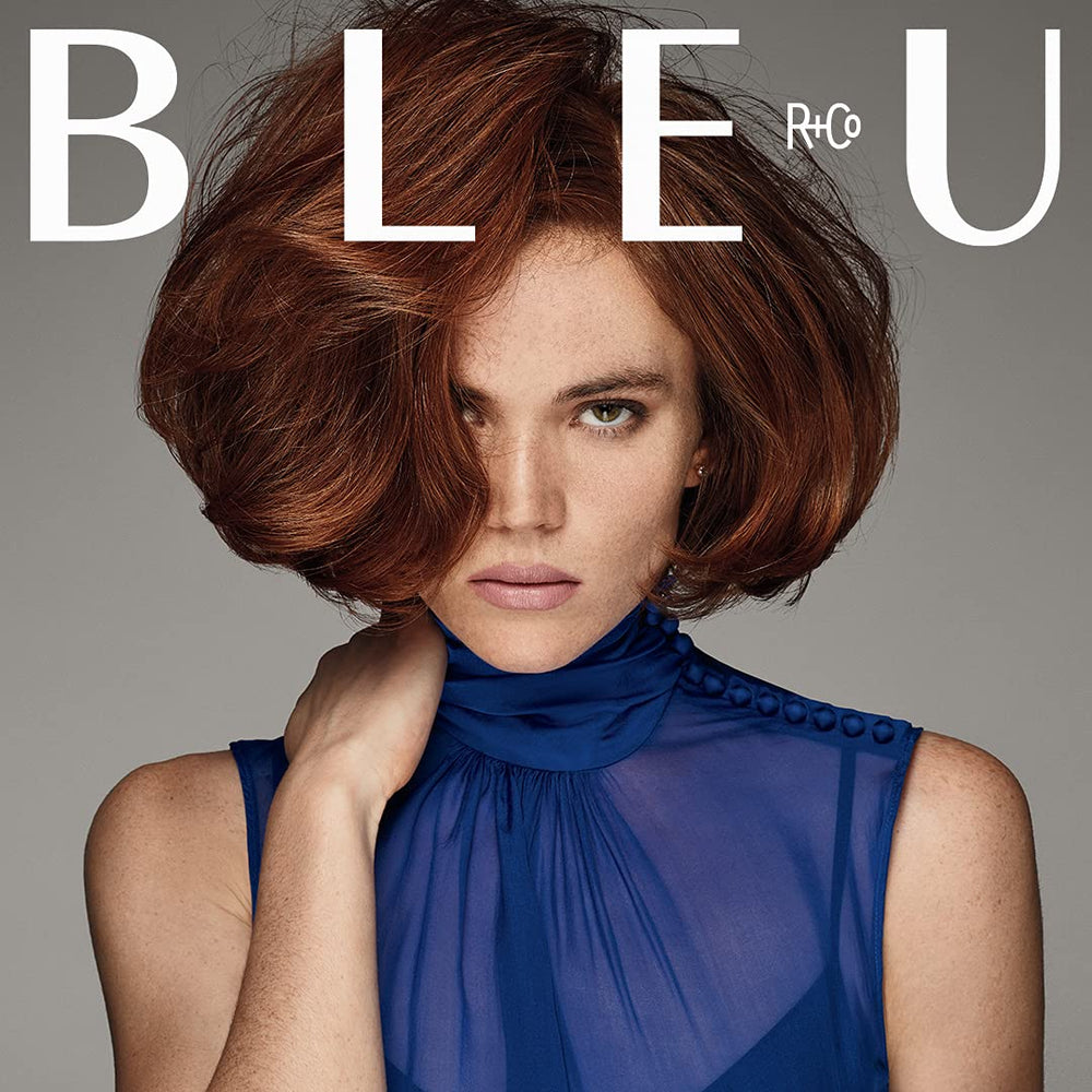 R+Co BLEU Mousse: textura ligera en envase para volumen duradero.