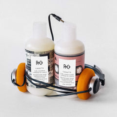 R+Co CASSETTE: aplicación en manos para distribuir el champú de forma uniforme.
