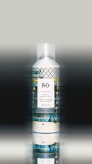 R+Co Halfpipe spray de cera seca: hidratación y control del encrespado para pelo suave.