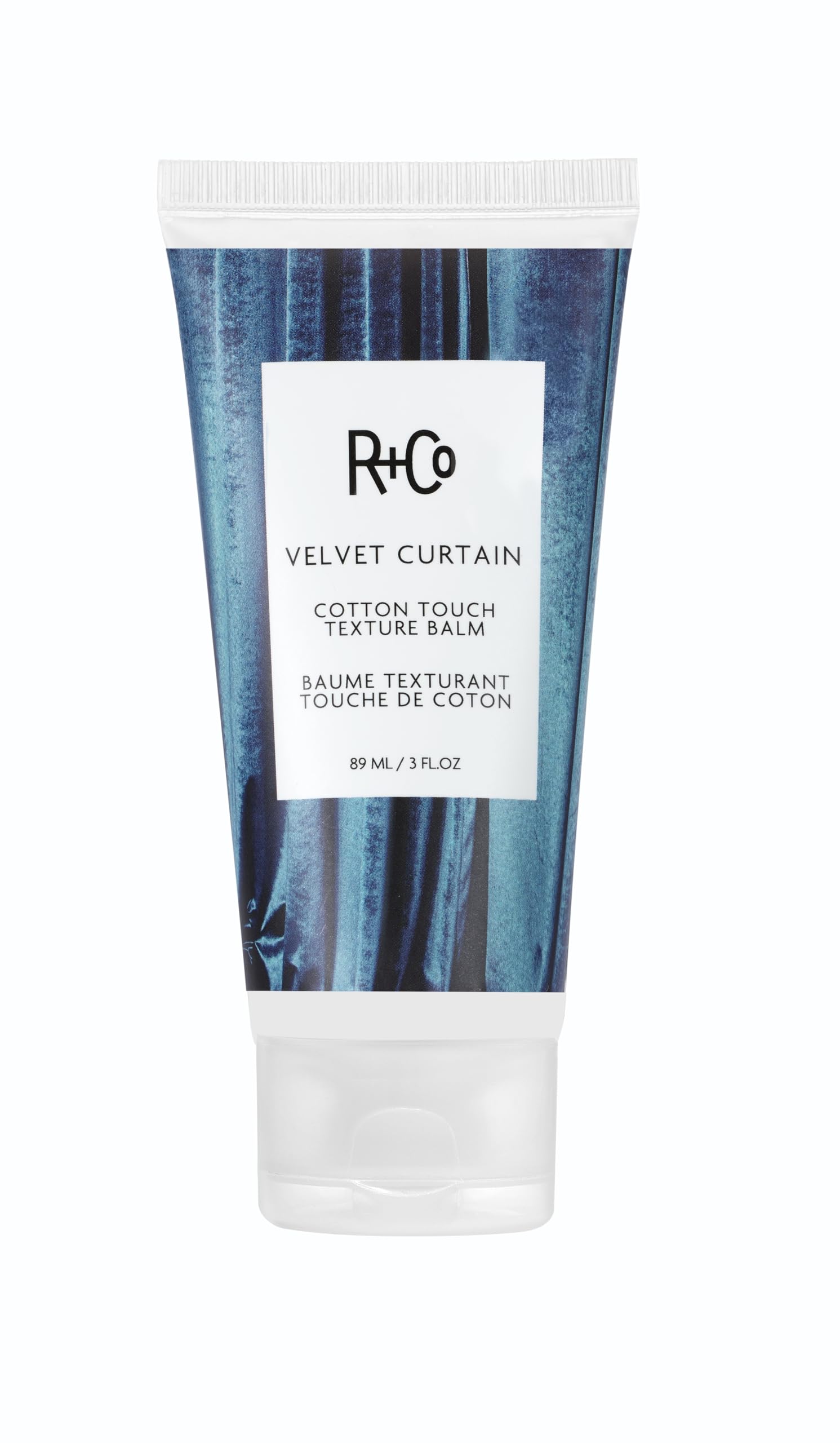 R+Co Velvet Curtain baume texture sèche enveloppant les cheveux pour un look seconde journée.