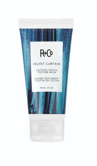 R+Co Velvet Curtain baume texture sèche enveloppant les cheveux pour un look seconde journée.