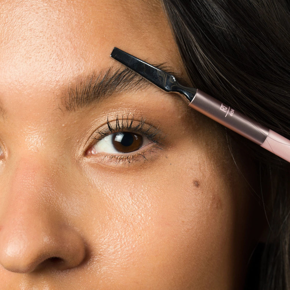 Real Techniques Brow Styling Set, uso con gel para fijar cejas con naturalidad.