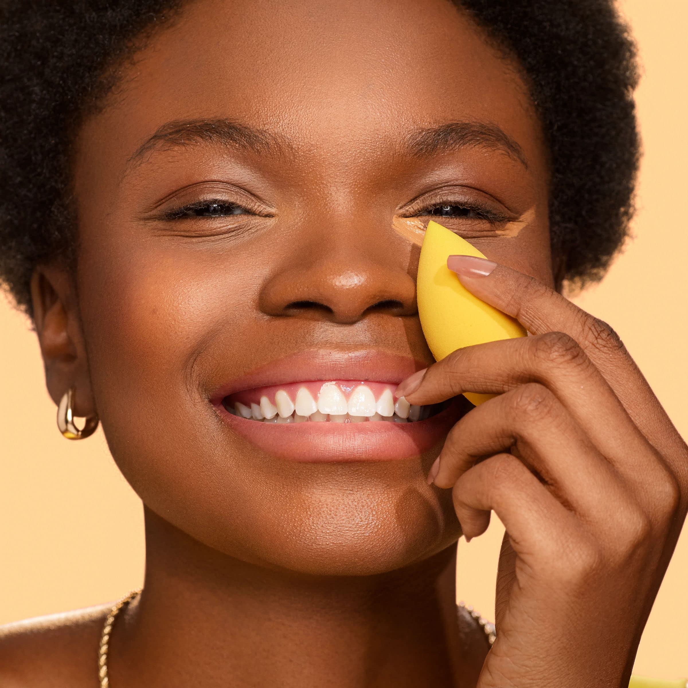 Aplicación en 3 puntos con la Miracle Concealer Sponge para un difuminado uniforme.