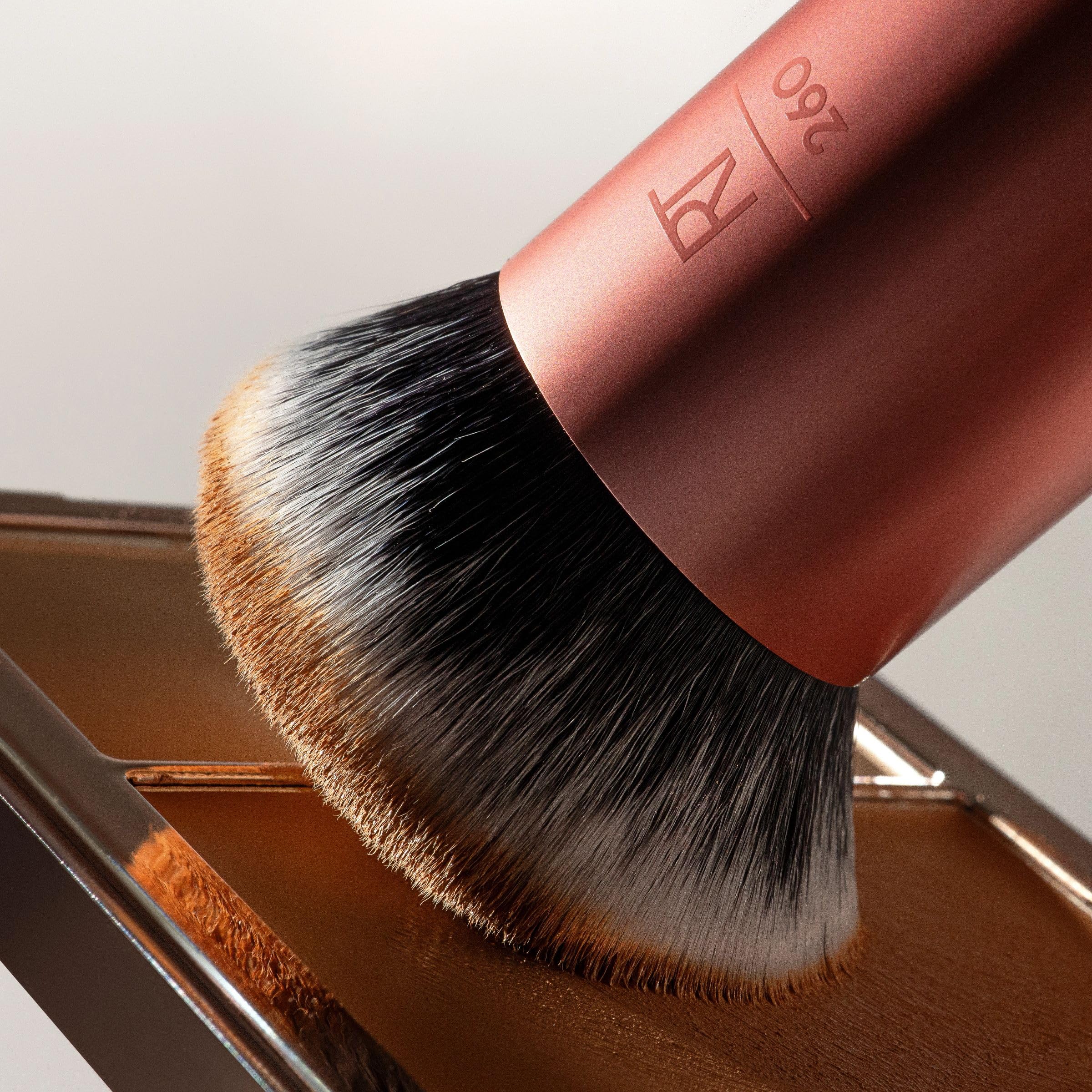Real Techniques Pincel Burbujas, cerdas UltraPlush para mayor recogida.
