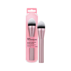 Real Techniques Power Pigment: brocha para aplicación precisa que realza pómulos con color difuminado.