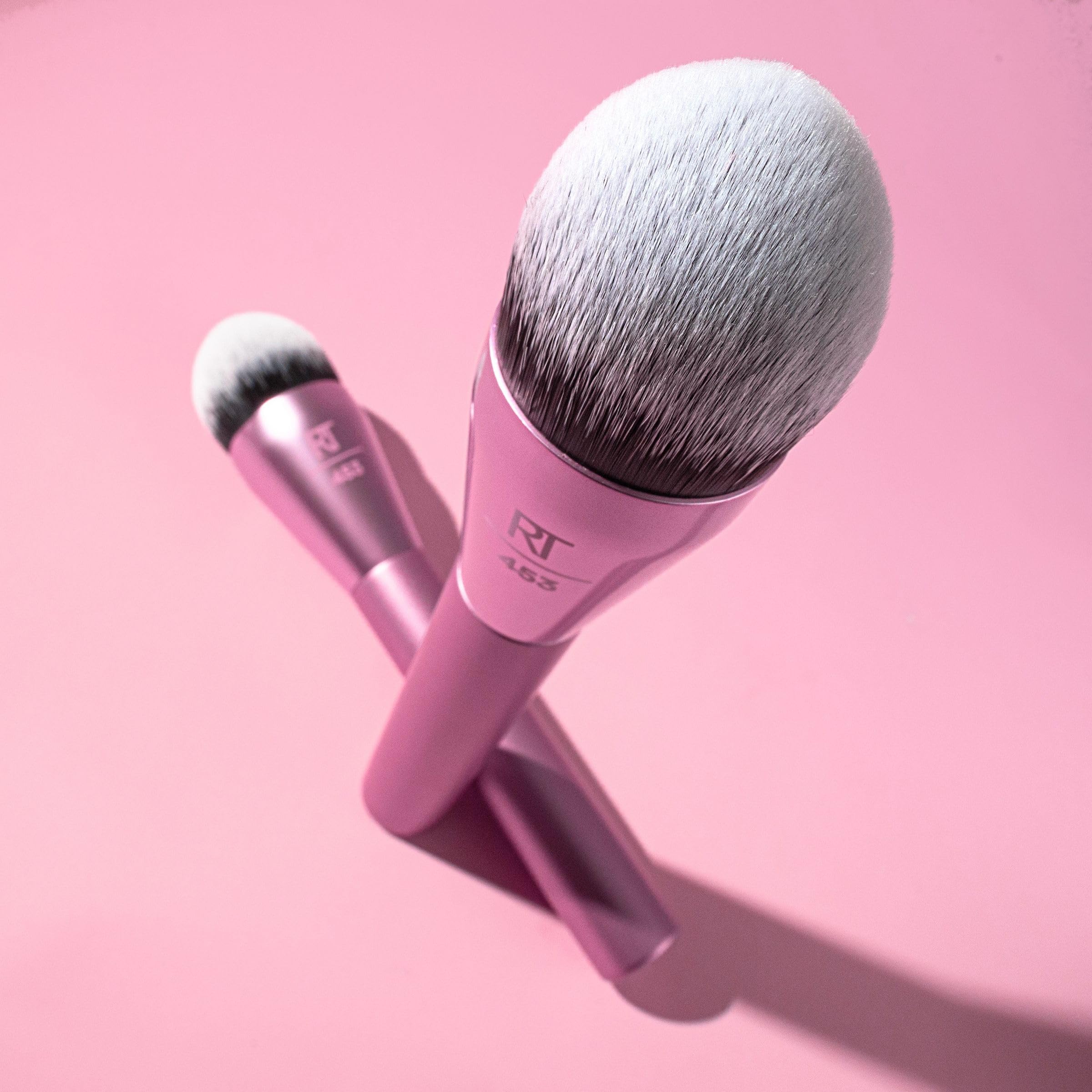 Real Techniques Power Pigment: brocha vegana y libre de crueldad, ideal para maquillaje responsable.