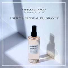 Rebecca Minkoff Bruma: corazón de tabaco, jazmín y karmaflor para sensualidad cálida.