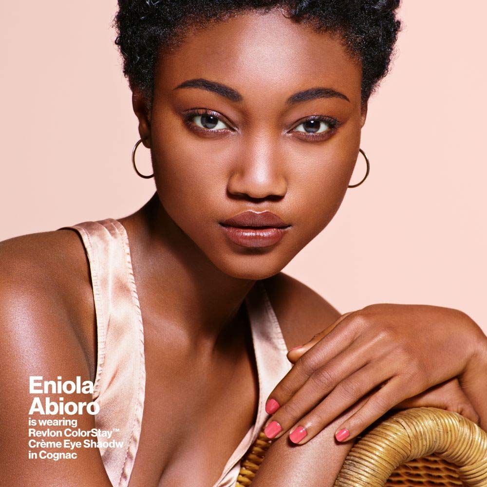 Revlon envase sombra crema, diseño compacto para retoques.