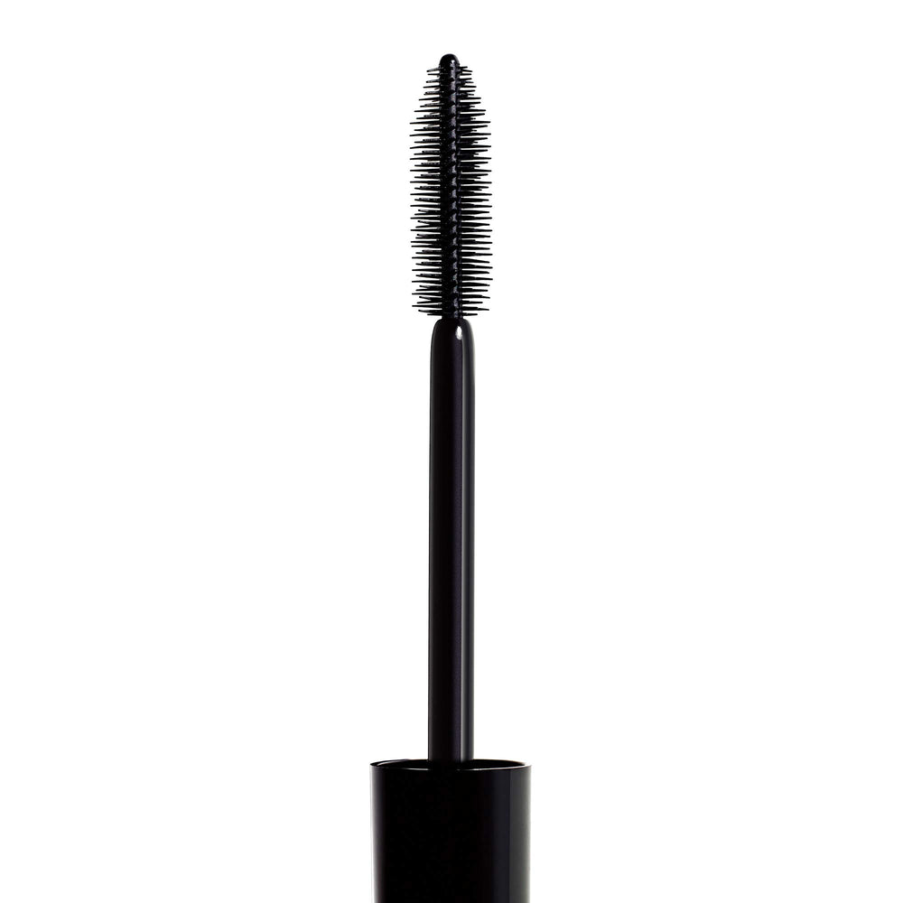 REVLON So Fierce Mascara con pestañas separadas y elevadas durante 24 horas.