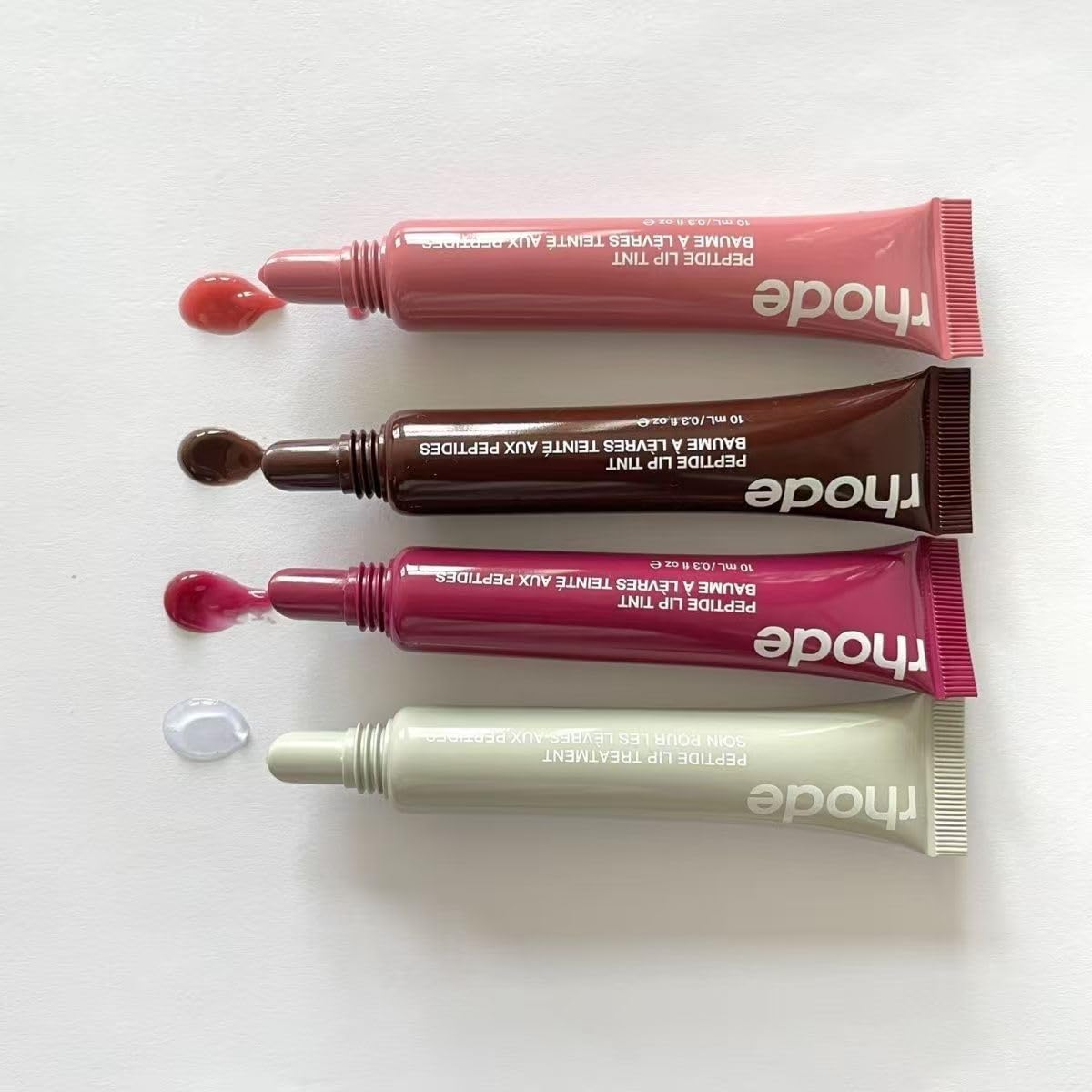 Rhode Brillo Tinte Labial: empaque elegante y práctico para viaje.