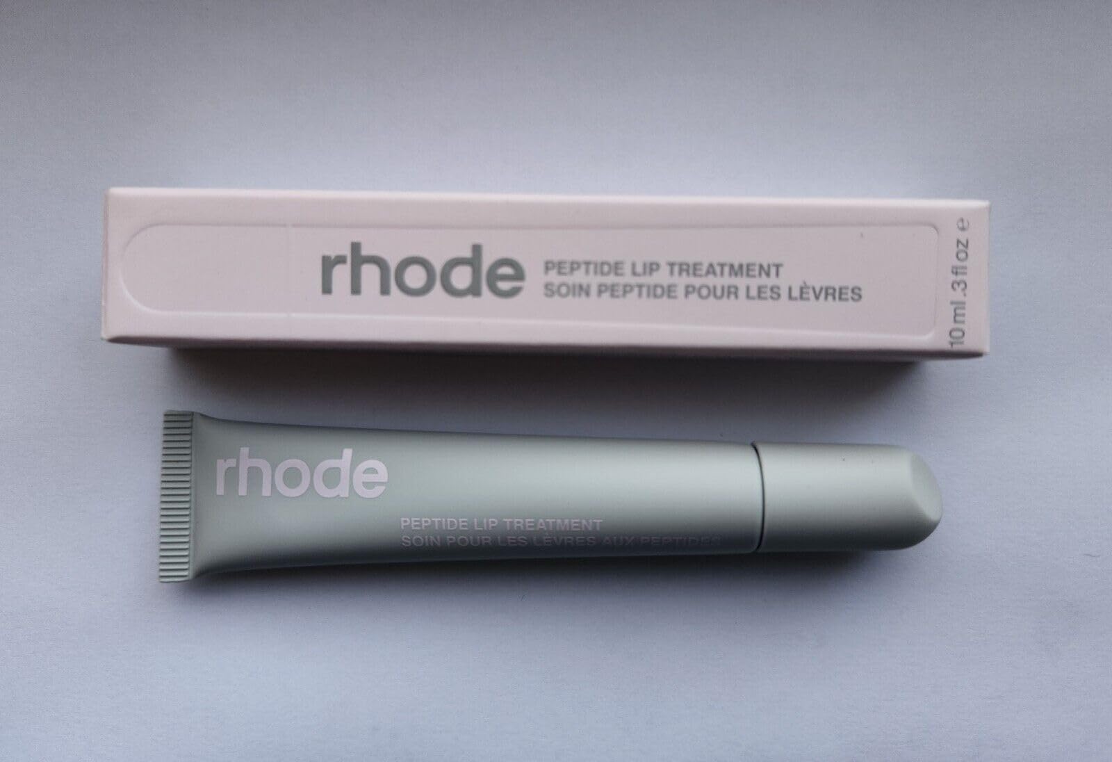 Soin des lèvres Rhode — bouteille de 10 ml prête à hydrater les lèvres.