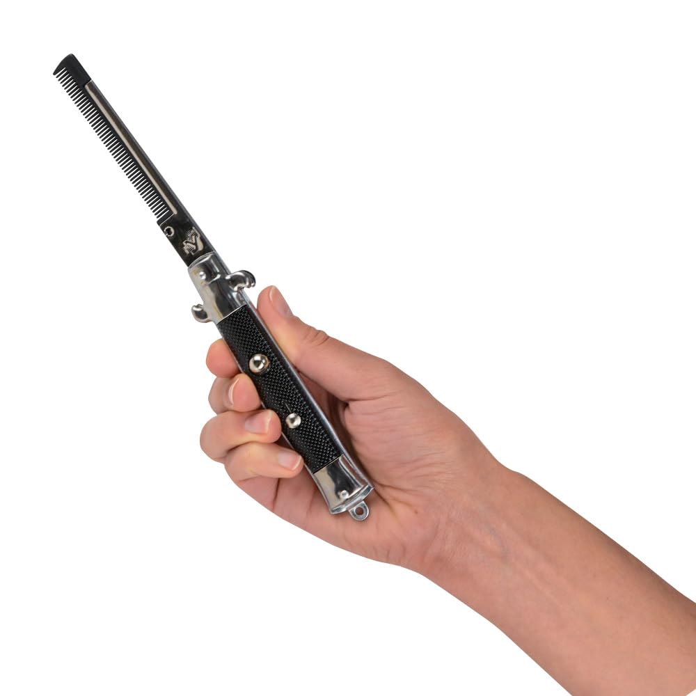 Uso práctico del peine plegable switchblade para peinar con estilo.