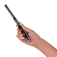 Uso práctico del peine plegable switchblade para peinar con estilo.