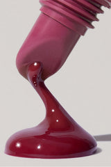 Aplicacion labial con tinte Rhode, demostrando capa ligera para color natural.