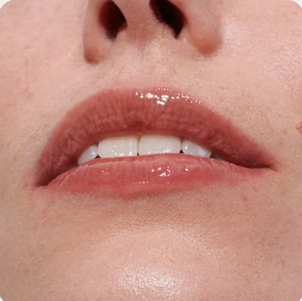 Rhode Peptide Lip Tint Toast – fini non collant pour un confort prolongé.