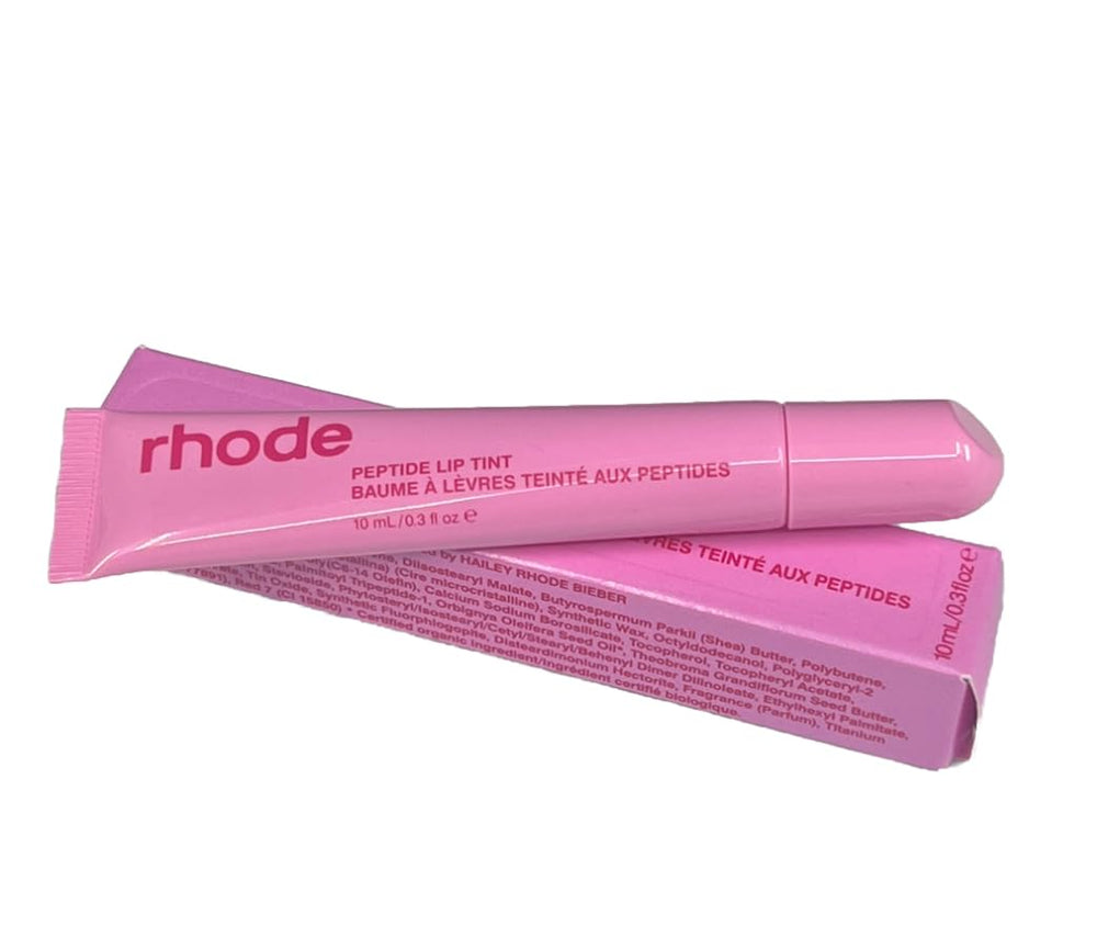 Rhode tinte labial de péptidos, muestra en labios con brillo suave.
