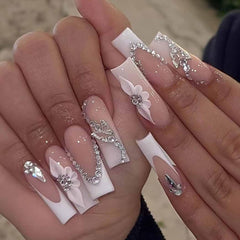 RikView Unas francesas 3D con flores blancas para un look elegante