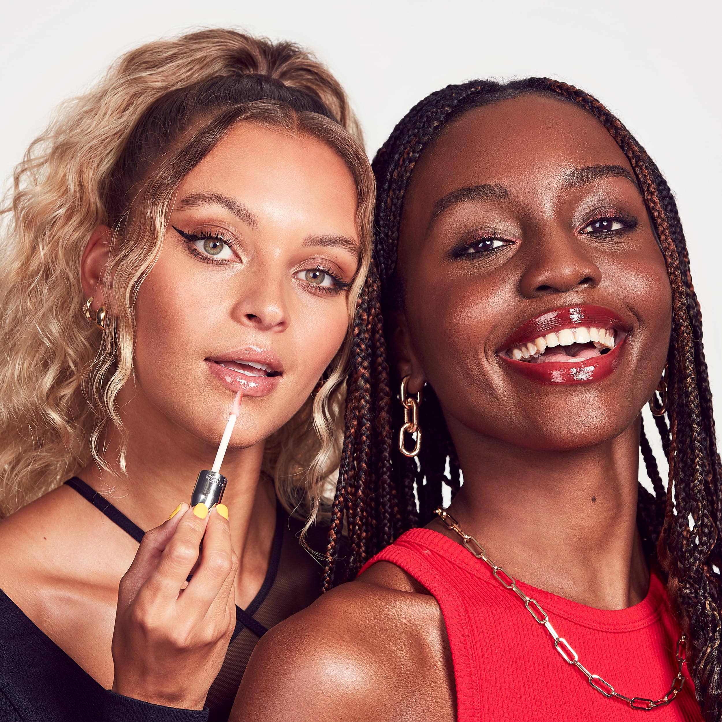 Rimmel aplicador abraza el contorno para retoques precisos.