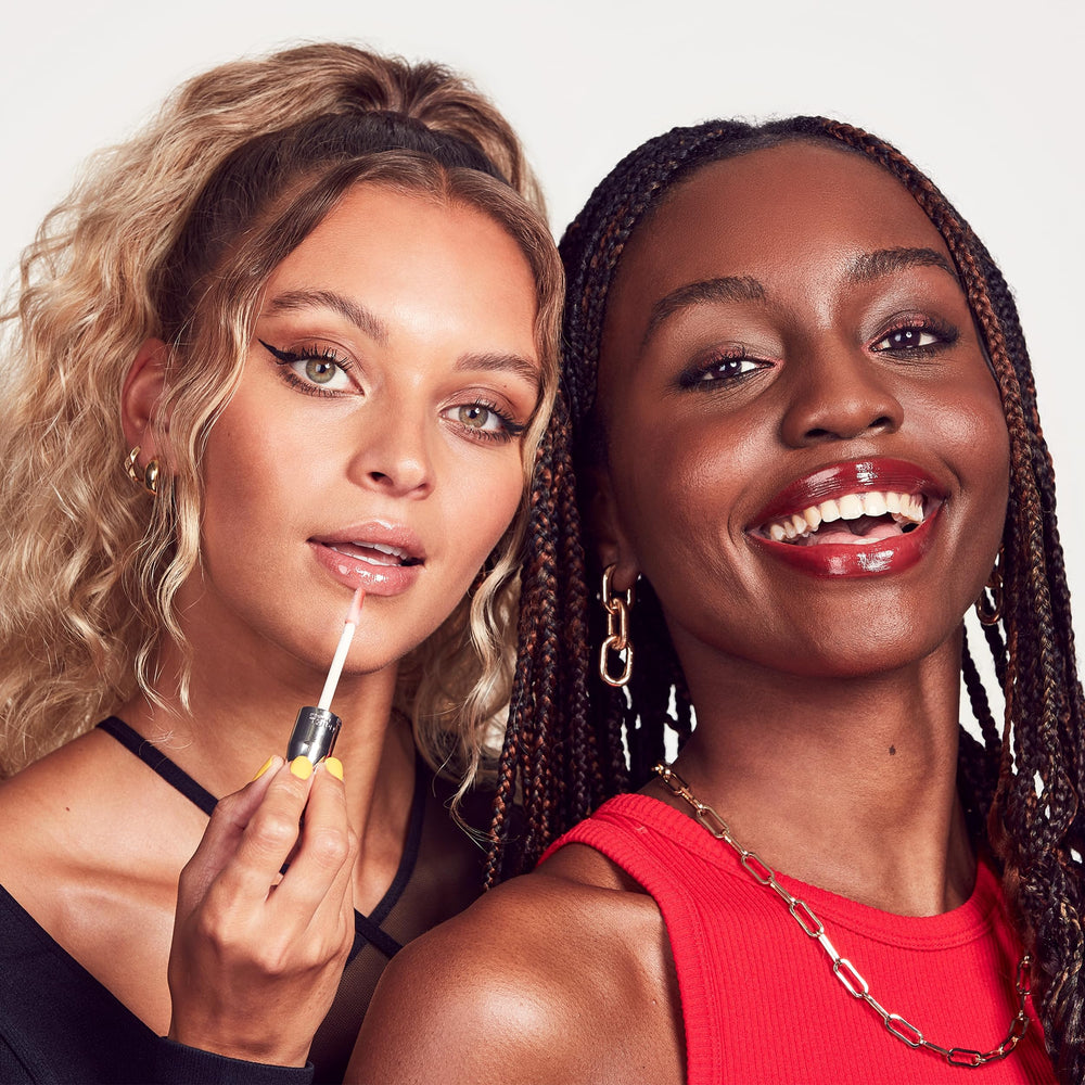 Rimmel aplicador abraza el contorno para retoques precisos.