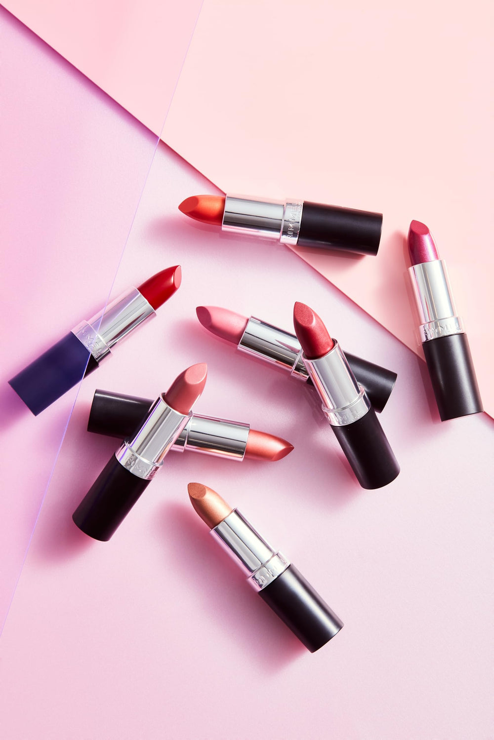 Rimmel Candy labial ofrece aplicación precisa y color uniforme.