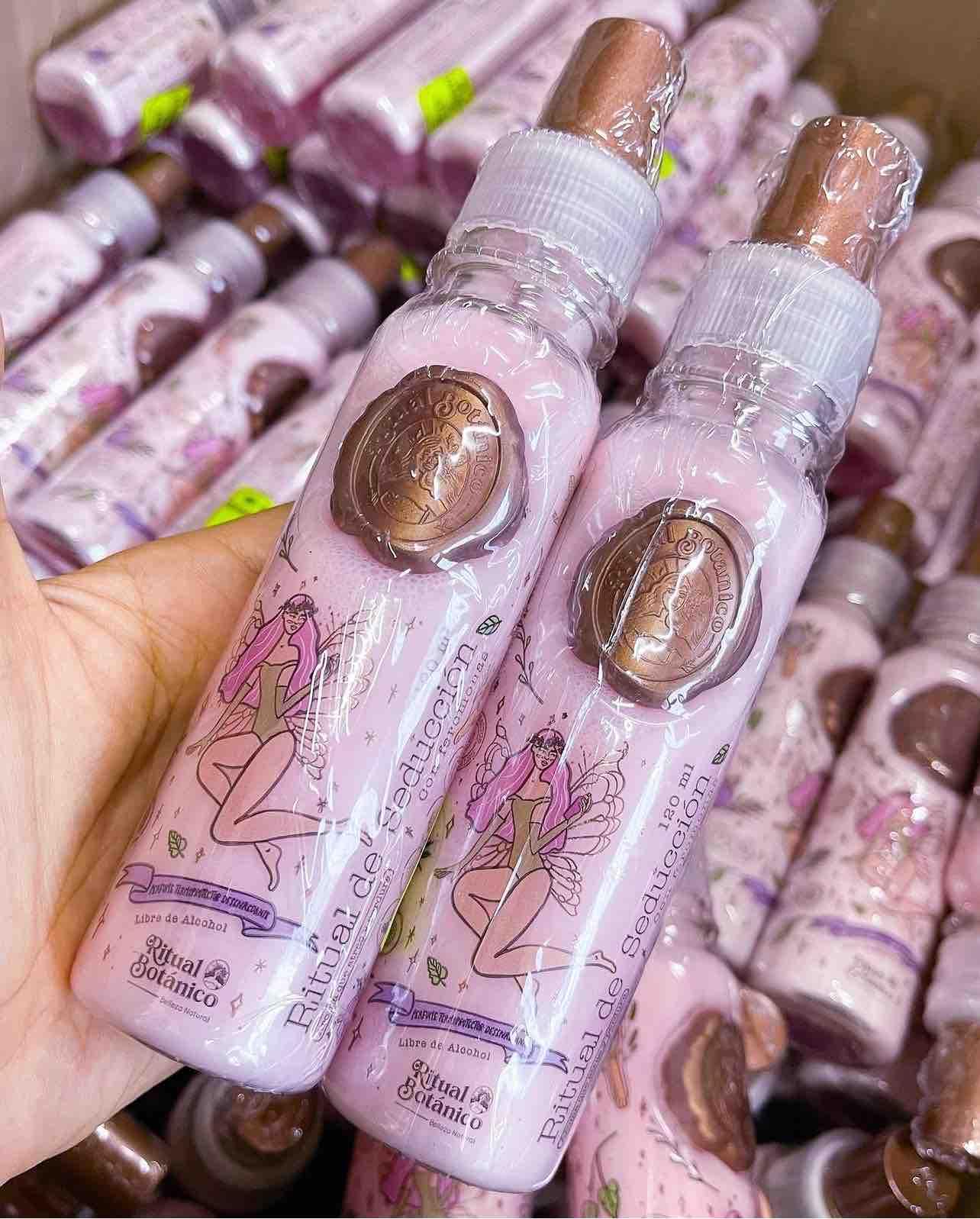 Ritual Botanico Termoprotector, aplicación en mano para desenredar.