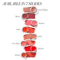 Aplicación Lip2Cheek en labios para un toque suave e hidratante.