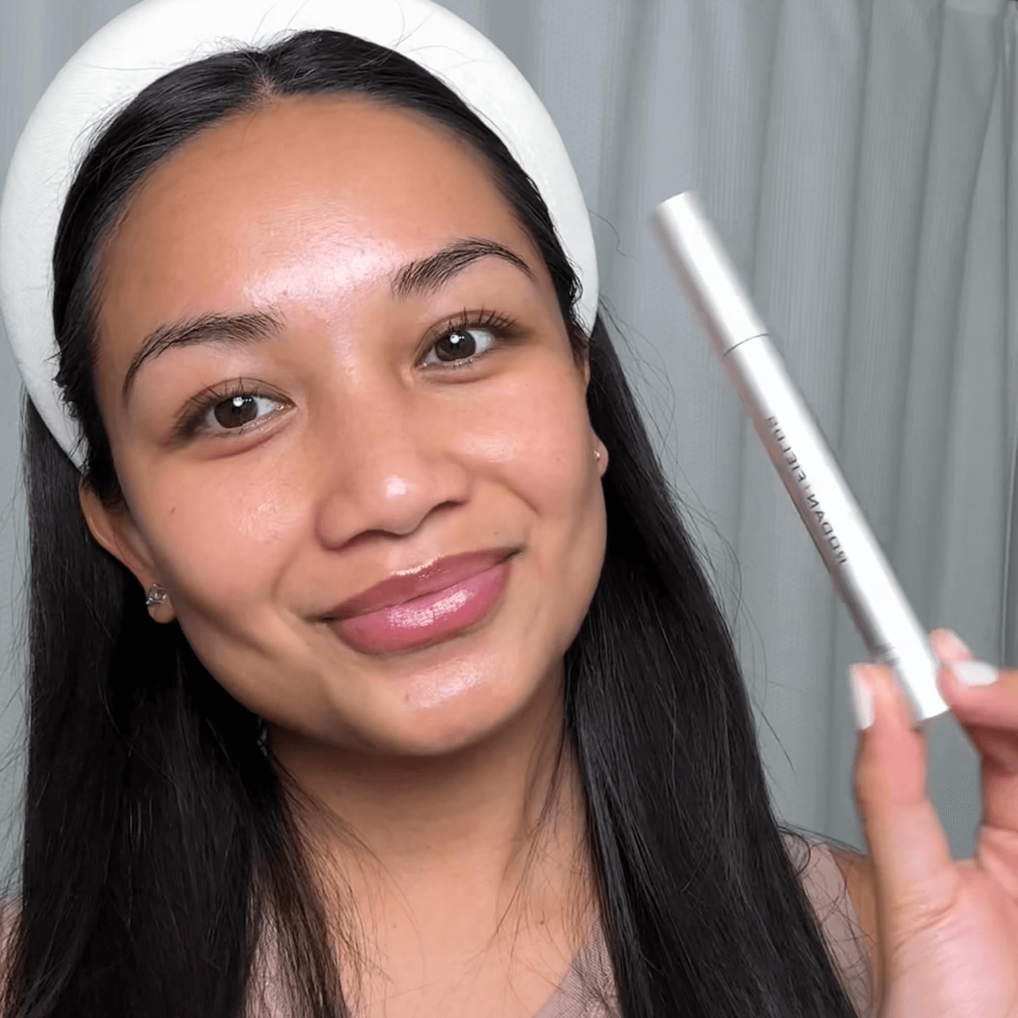 Rodan + Fields suero potenciador de pestañas, textura hidratante que cuida las pestañas.