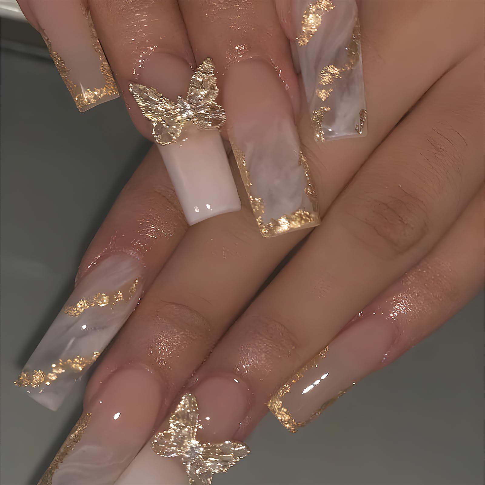ROFIBUT Uñas doradas con brillo y mariposas, ideales para fiestas y looks elegantes