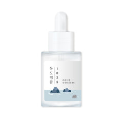 ROUND LAB 1025 Dokdo Ampoule en envase claro, facilita hidratación suave.