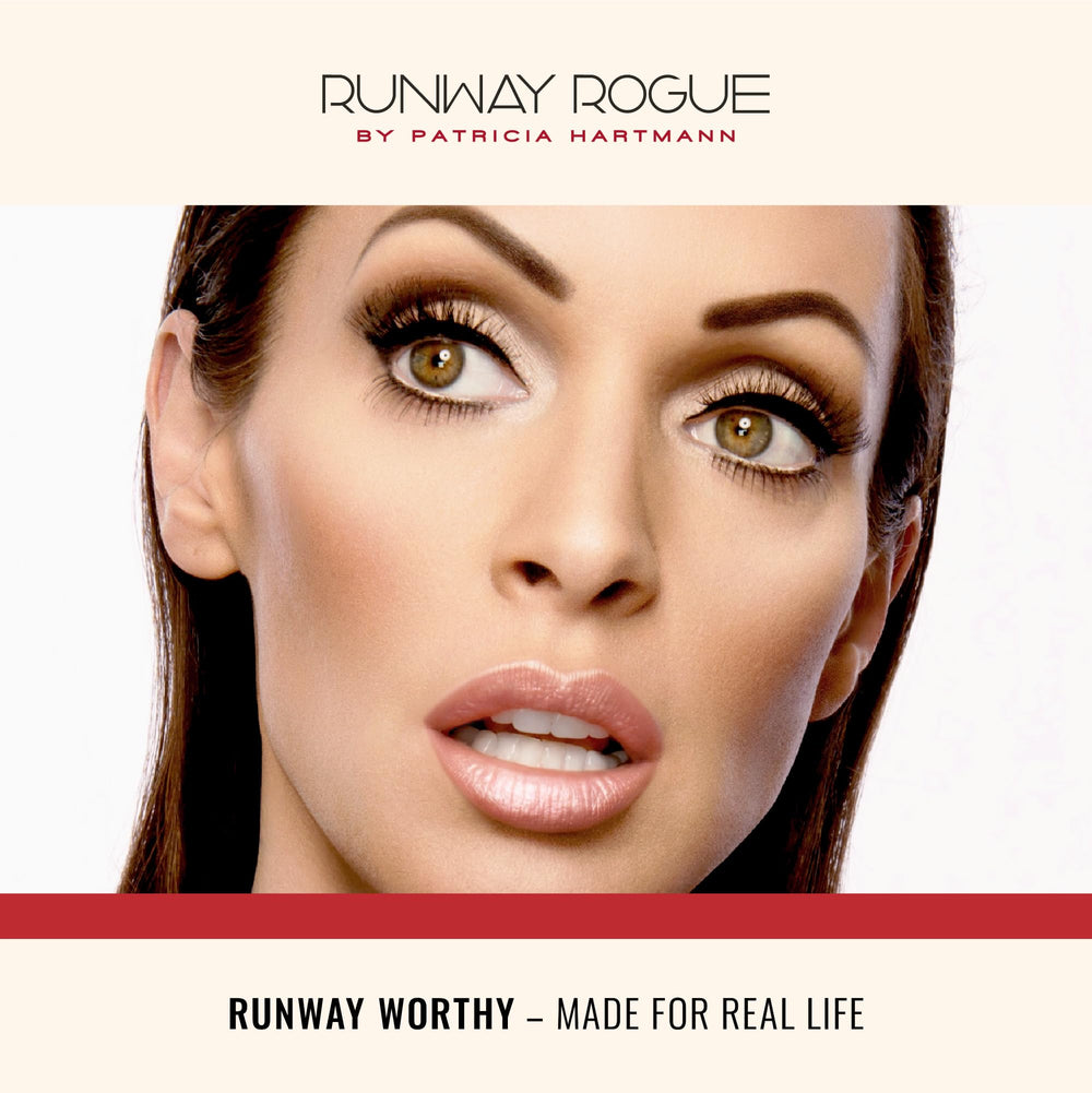 Runway Rogue Pearl Glam labial, textura mate con brillo plateado-oro.