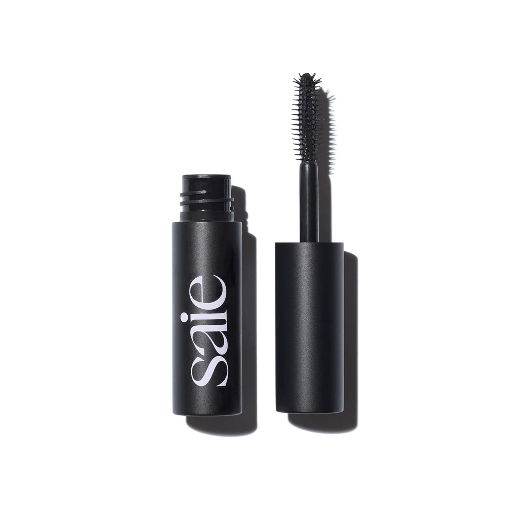 Saie Mini Mascara 101, envase frontal, fácil de almacenar para uso diario.