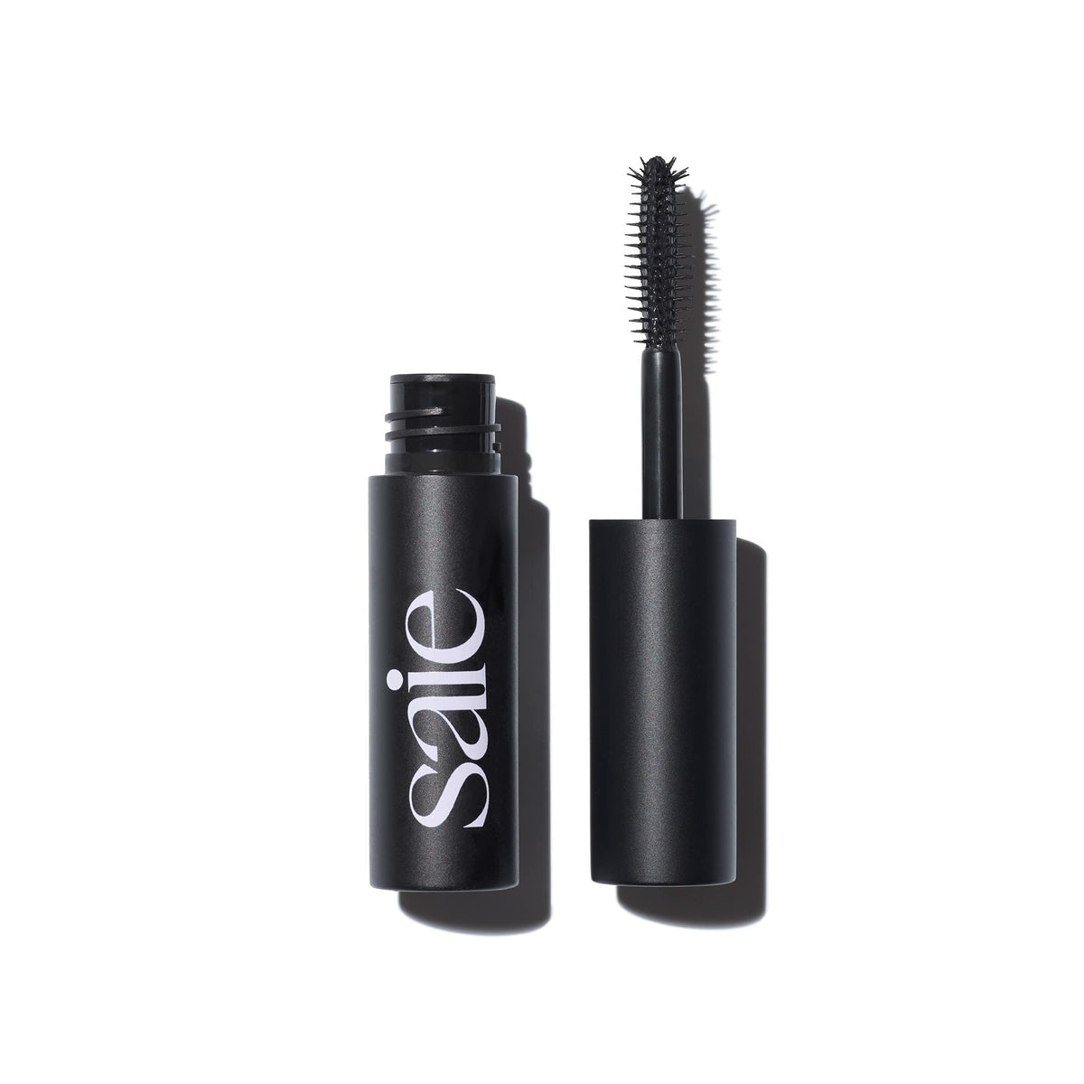 Saie Mini Mascara 101, envase frontal, fácil de almacenar para uso diario.