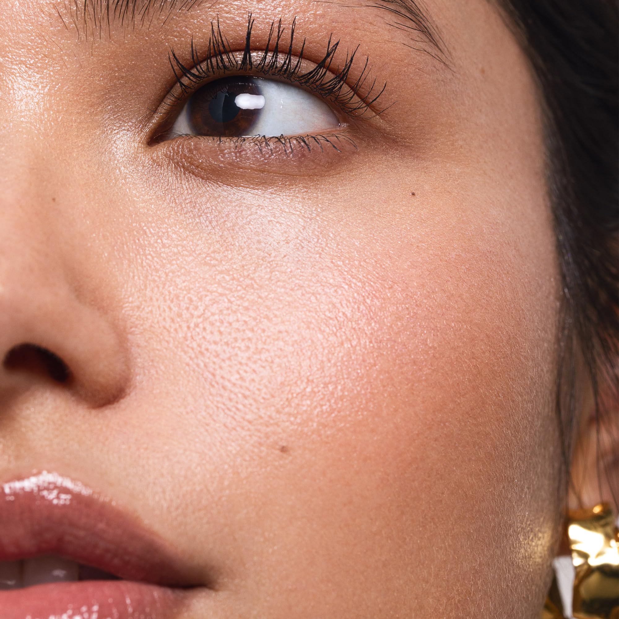 Saie Mini Mascara 101, ingredientes clave fortalecen pestañas con complejo hidra-mineral.