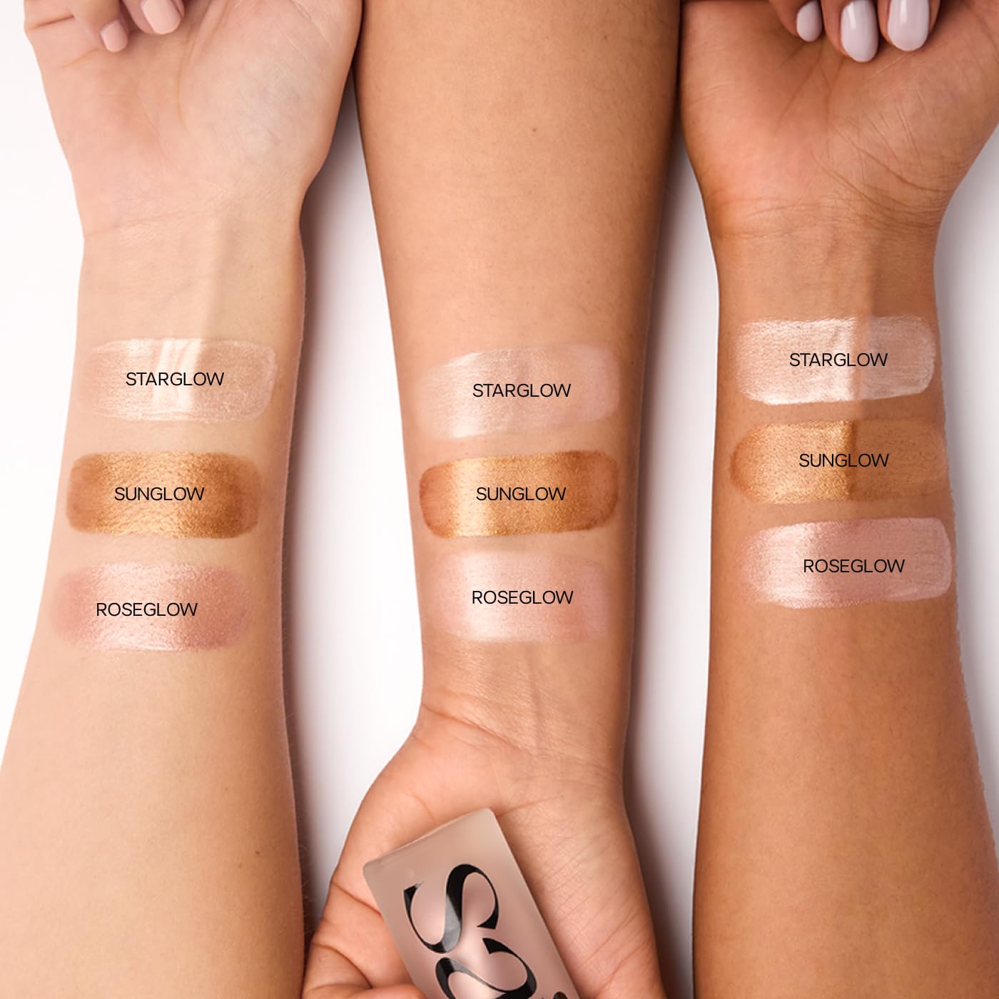 Saie Mini Glowy Super Gel en cuello y escote para glow hidratante.