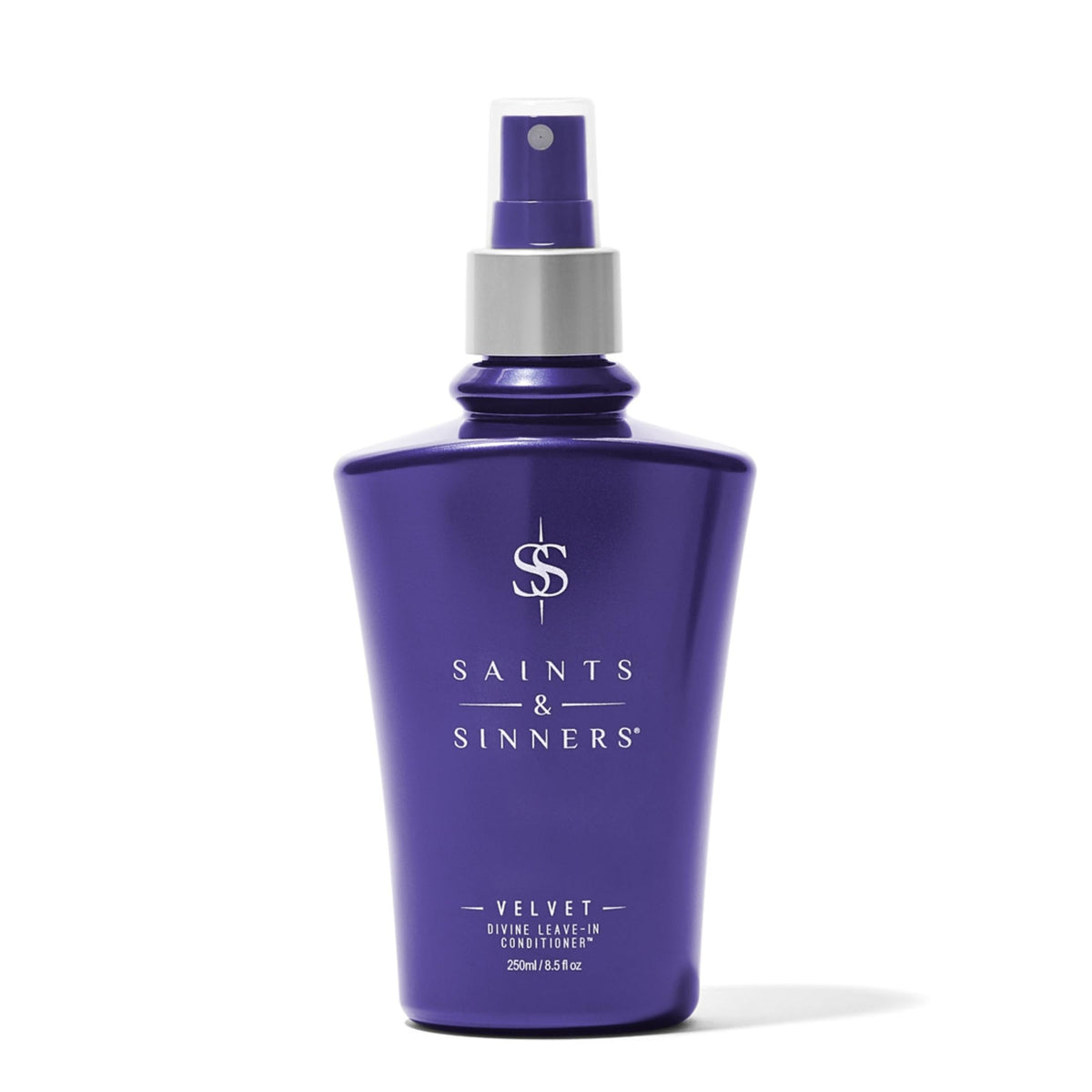 Velvet Divine de Saints & Sinners, aerosol en mano para peinado suave.