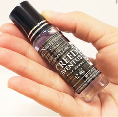 SandTreatsVariety Creed Aventus, primer-plano-botella-roll-on, toque sofisticado para reuniones.