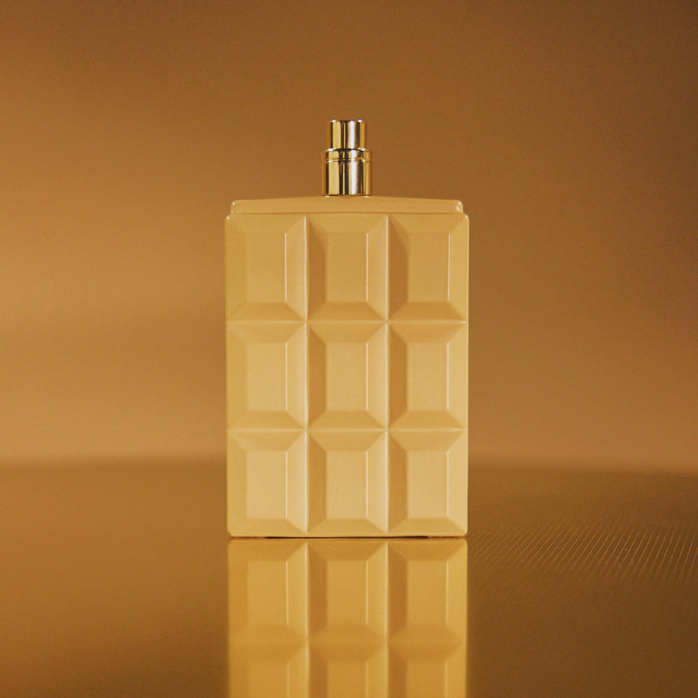 SCENT BEAUTY Sabrina Carpenter Caramel Dream, envase de lujo que decora la mesa de noche.