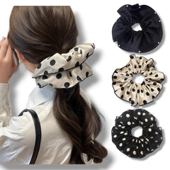 Scrunchies satinados negros con perlas en el borde, apariencia sofisticada para eventos.