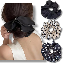 Scrunchies satinados negros con puntos blancos, ideal para peinados con estilo.