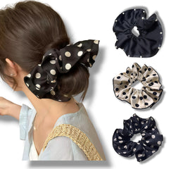 Scrunchies satinados grandes, textura lujosa y acabado brillante.