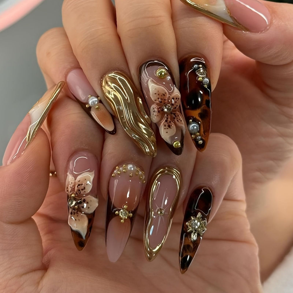 SEENEEY Uñas almendra marrón flor 3D dorado, aporte elegante para verano.