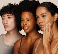 Guasha facial usando Kumkumadi Aceite para cuidado relajante.